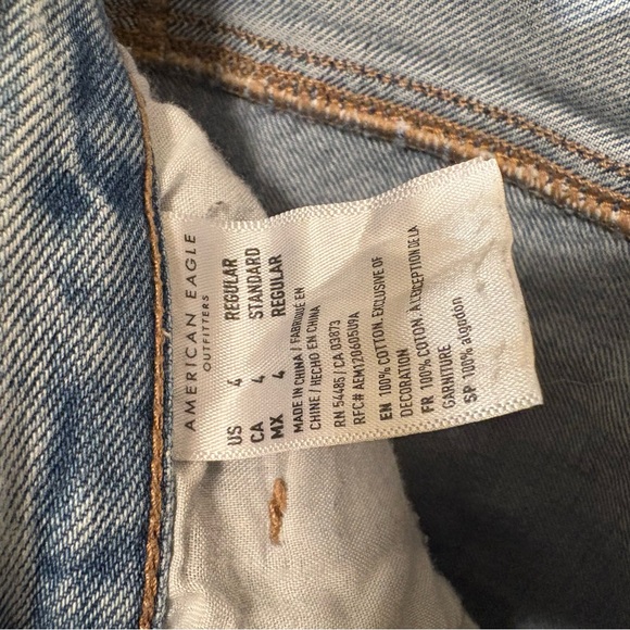 American Eagle Relaxed Mom Jeans size 4 Distressed Light Wash - Picture 5 of 7